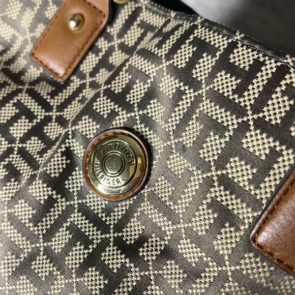 TOMMY HILFIGER Signature Logo Tan Multi Pocket Handbag - Picture 4 of 11